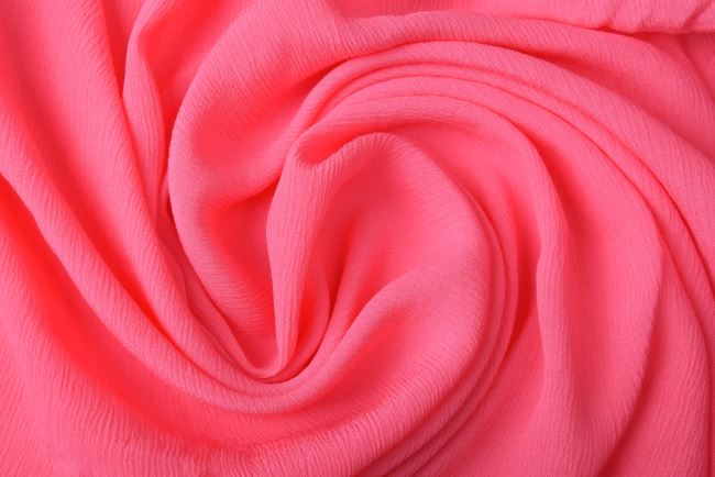 Tkanina wiskozowa kreszowana w kolorze różowym 88788/43L