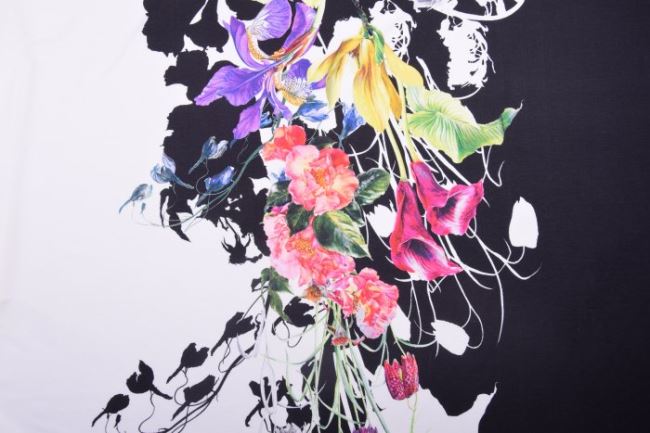 Dżersej wiskozowy biały z nadrukiem kwiatów 8N489/001