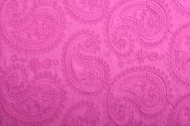 Miękka tkanina w różowym kolorze z wyszytym wzorem ozdobnym TQ11503-170C