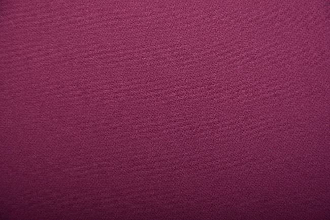 Elastyczna tkanina kostiumowa w kolorze malinowym 00000/4E7