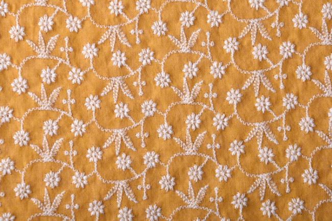 Tkanina bawełniana żółta z wyszywanym wzorem kwiatów 132.535/5010