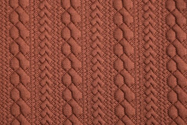 Dzianina swetrowa ceglana ze wzorem warkoczy 16025/057