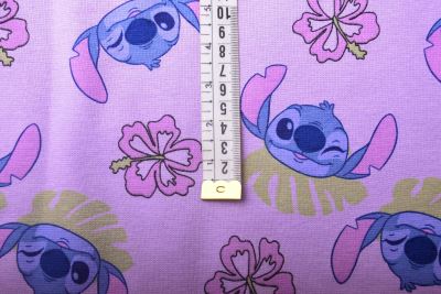 1 m dzianiny bawełnianej w kolorze fioletowym z postacią z bajki Stitch DS-KUP146 (1)
