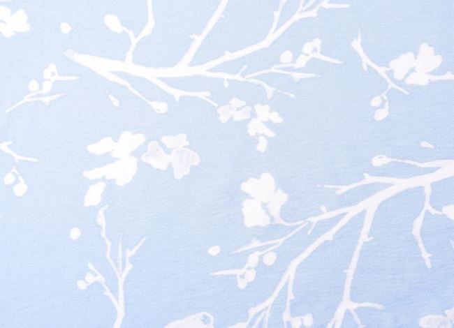 Tkanina koszulowa jasnoniebieska z nadrukiem białych gałęzi i kwiatów 132.575.0001