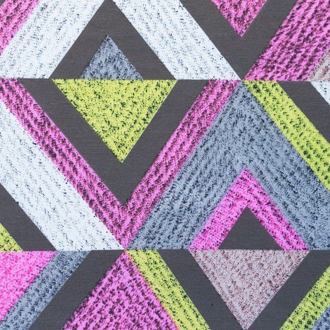 Tkanina dekoracyjna z nadrukiem kolorowych  trójkątów 62021