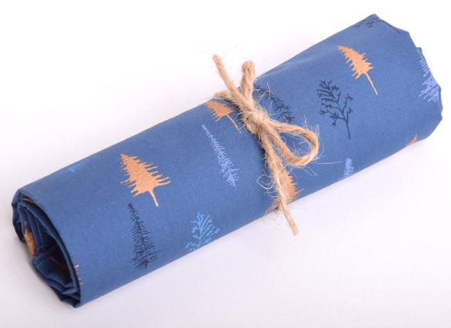 Rolka świątecznej bawełny w kolorze niebieskim z nadrukiem drzew RO18724/006