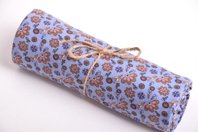 Rolka z dzianiny bawełnianej w niebiesko-fioletowym kolorze z nadrukiem kwiatowym ROK10441