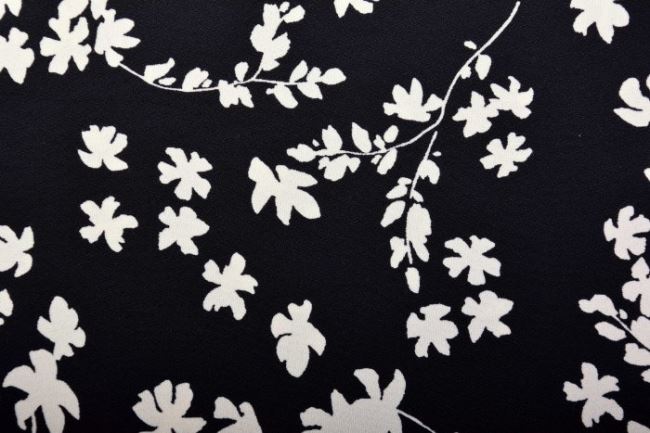 Tkanina bluzkowa czarna z nadrukiem kremowych kwiatów Q11402-019