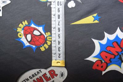 1 m dzianiny bawełnianej w kolorze ciemnoszarym z nadrukiem Spider-Mana DS-KUP156 (1)