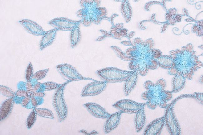 Koronka jasnoszara z wyszytymi niebieskimi kwiatami CT0088-023