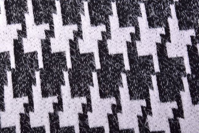 Dzianina swetrowa czarno-biała w geometryczny wzór z miękkim włosem 7288/02