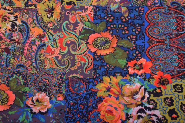Dżersej wiskozowy z orientalnymi kwiatami i mozaiką 16350/307