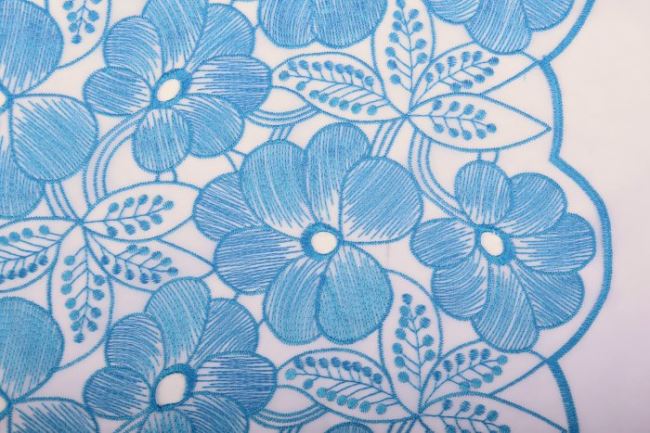 Szyfon biały z haftowanymi niebieskimi kwiatami SU7009-006