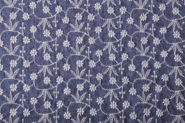 Tkanina bawełniana niebieska z wyszywanym wzorem kwiatów 132.535/5028