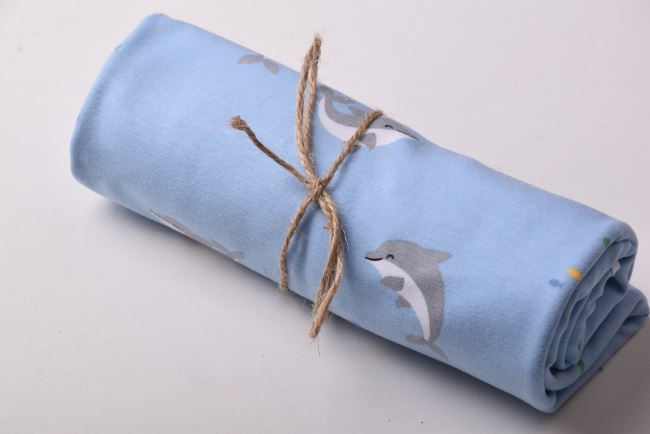 Rolka z dzianiny bawełnianej w kolorze niebieskim z nadrukiem delfinów RO19578/003