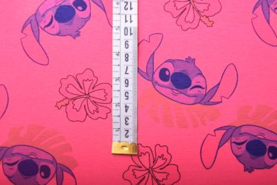 1 m dzianiny bawełnianej w kolorze różowym z postacią z bajki Stitch DS-KUP157 (1)