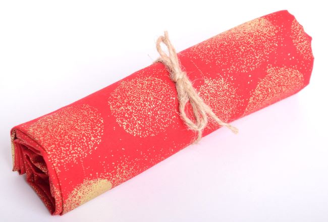 Bawełna świąteczna w rolce w kolorze czerwonym z nadrukiem złotych ozdób RO18738/015