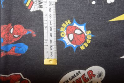 1 m dzianiny bawełnianej w kolorze szarym melanż z nadrukiem Spider-Mana DS-KUP152 (1)