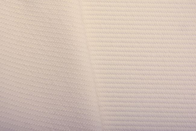 Tkanina kostiumowa w kolorze kremowym z plastycznym wzorem TI584