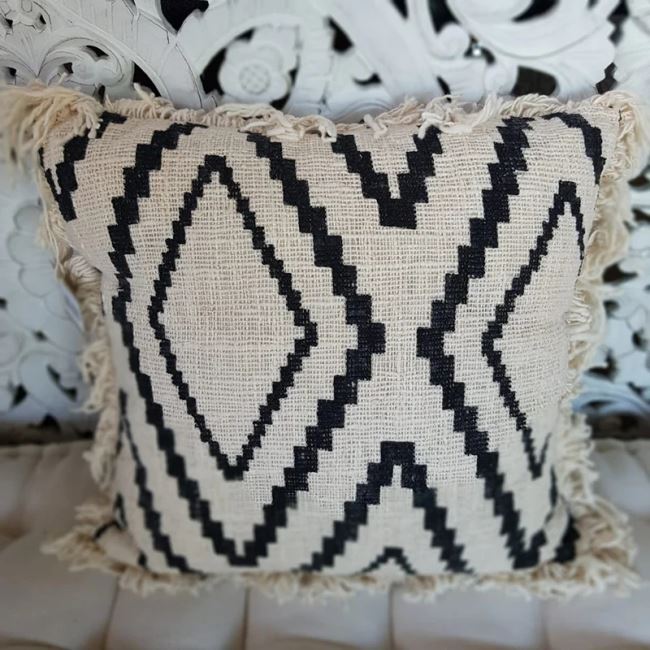 Poszewka na poduszkę z Bali beżowa z geometrycznym wzorem 60x60 cm BALI10