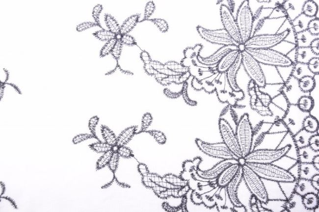 Len z wiskozą kremowy z czarnymi wyszytymi kwiatami i ozdobną bordiurą 11528/069