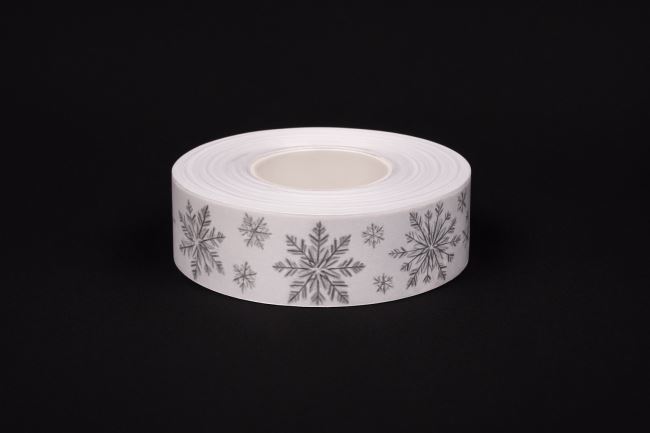 Satynowa wstążka świąteczna w kolorze białym z wzorem płatków śniegu 15 mm I-TM0-XC230317-