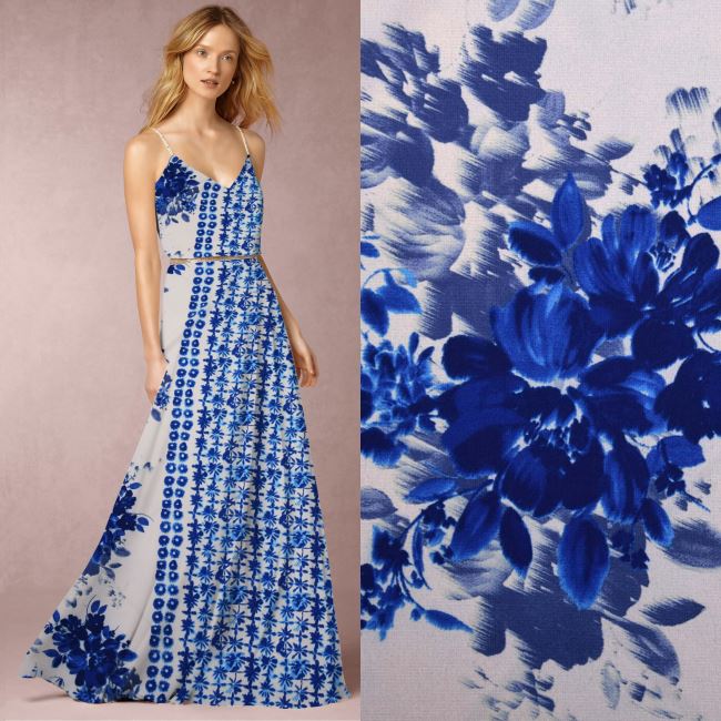 Tkanina bluzkowa/sukienkowa w beżowym kolorze z nadrukiem niebieskich kwiatów TWS018