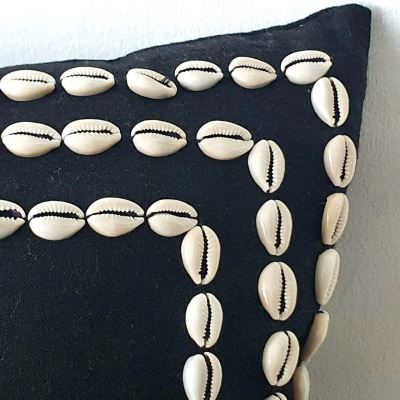 Poszewka na poduszkę z Bali w kolorze czarnym z muszelkami, wymiary 50x50 cm BALI02 (2)