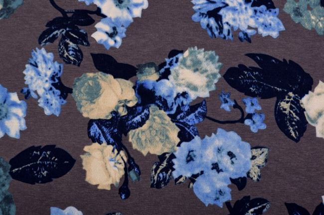 Dżersej wiskozowy z nadrukiem kwiatów w odcieniach niebieskiego 9076/054