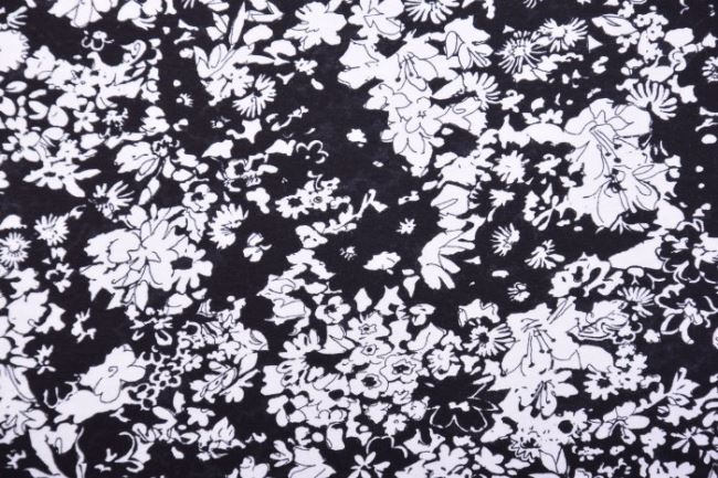 Dżersej wiskozowy czarny z nadrukiem kwiatów Q11402-056