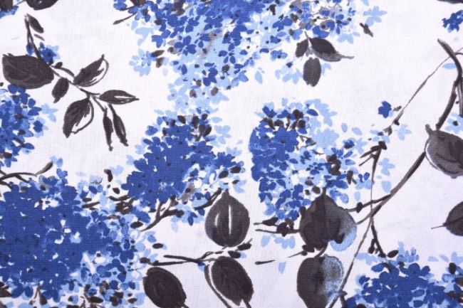 Tkanina wiskozowa kremowa z dodatkiem lnu z nadrukiem niebieskich kwiatów 11551/006