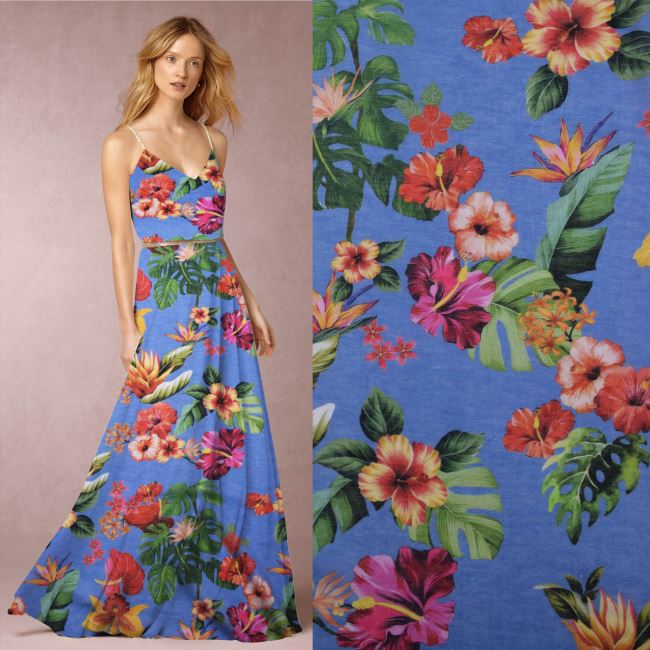 Bawełniana tkanina bluzkowa/sukienkowa w kolorze niebieskim z nadrukiem kwiatów MAR021