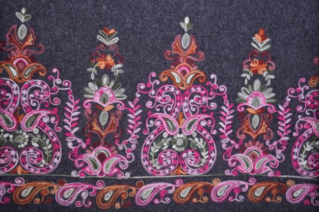 Tkanina płaszczowa szara z wyszywanymi ornamentami kwiatowymi 14194/980