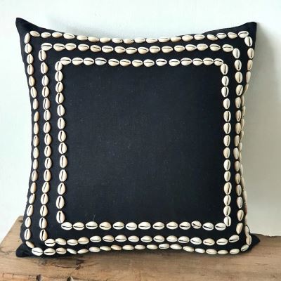 Poszewka na poduszkę z Bali w kolorze czarnym z muszelkami, wymiary 50x50 cm BALI02 Poszewka na poduszkę z Bali w kolorze czarnym z muszelkami, wymiary 50x50 cm BALI02