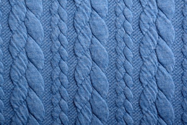 Dzianina swetrowa niebieska ze wzorem warkoczów 13423/670