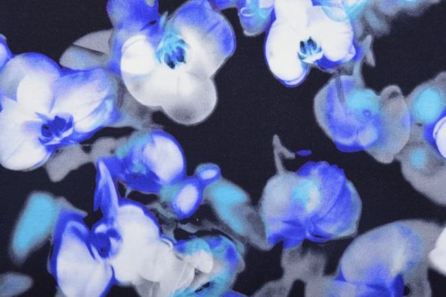Dżersej wiskozowy czarny z nadrukiem niebieskich rozmytych kwiatów PL003